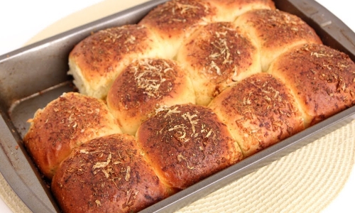 Cheesy Garlic Dinner Rolls